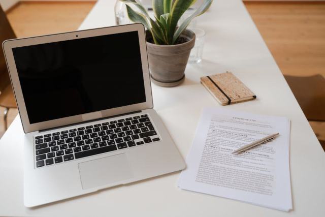 Photo d'illustration : des documents et un stylo posés sur une table