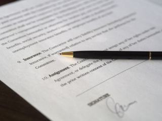 Formulaire de déclaration d'assurance rempli à la main, posé sur un bureau