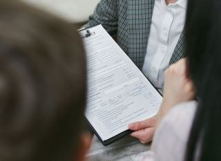 Contrat d'assurance et courrier de résiliation posés sur un bureau
